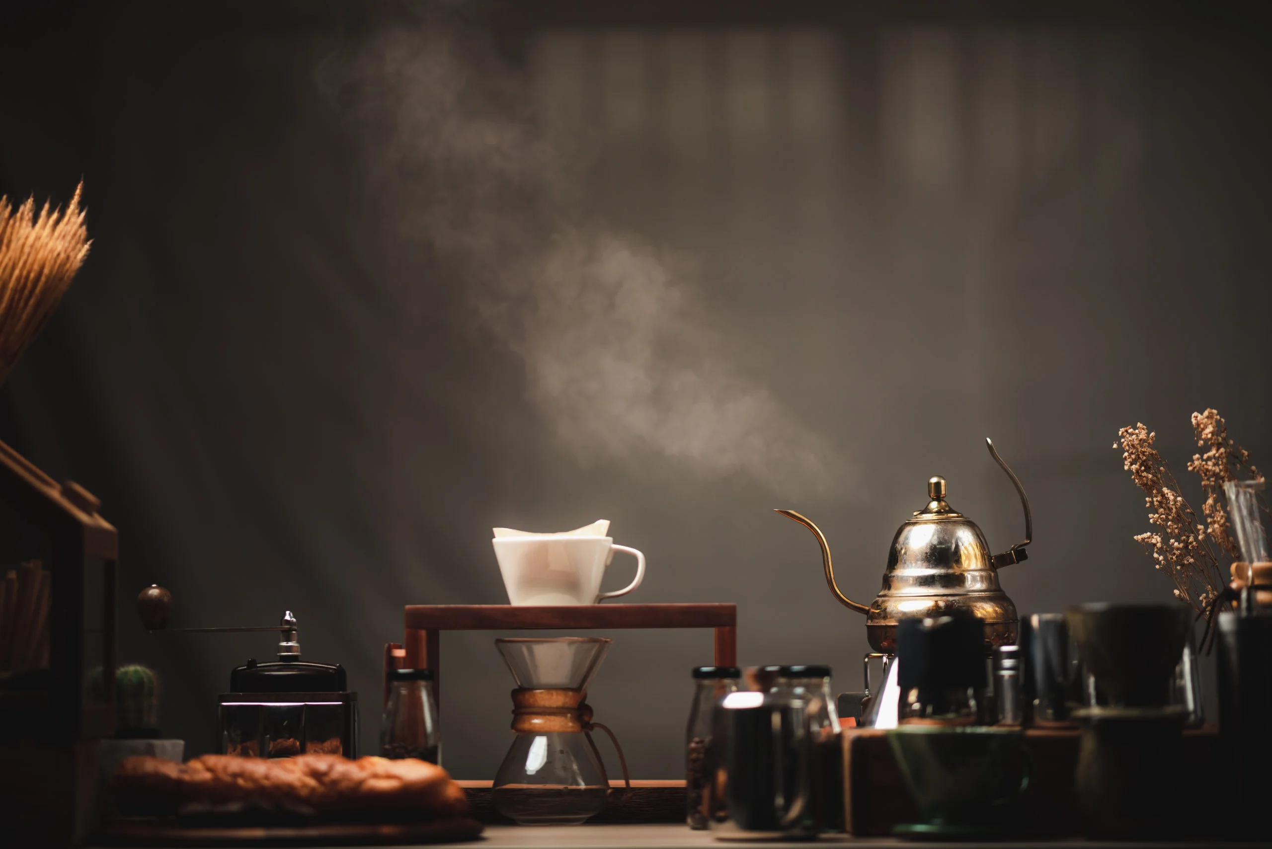 honee-huong-chon-line-slre-hot-cup-of-coffee-kits-set-coffee-drip-filter-showing-cafe