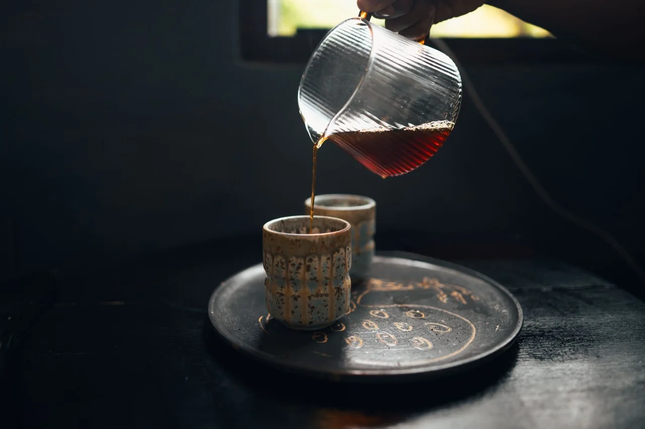 honee-huong-chon-line-slre-pour-coffee-into-cup